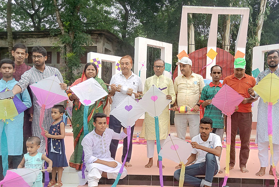 সোনাতলায় প্রয়াসের উদ্যোগে ফল ও ঘুড়ি উৎসব