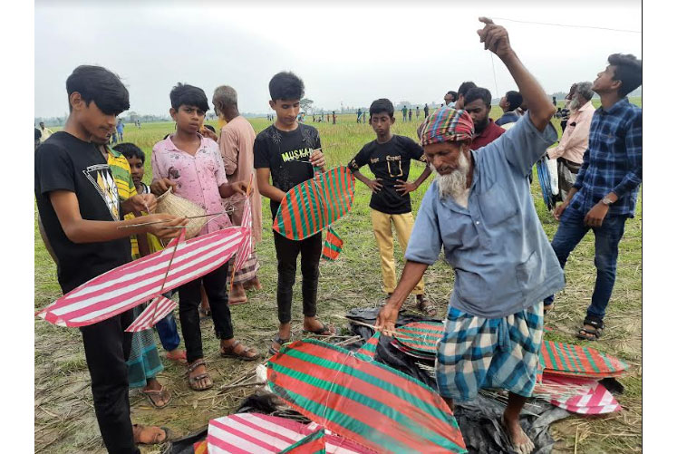 জয়পুরহাটে নদীর তীরে বসেছে ঘুড়ির মেলা