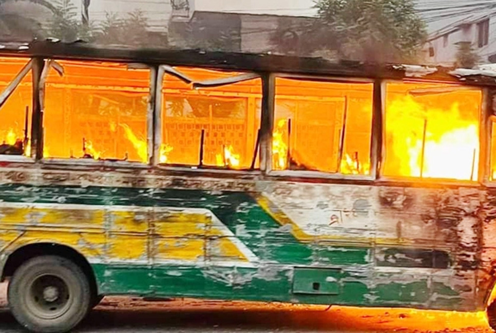 রাজধানীতে যাত্রীবাহী বাসে আগুন

