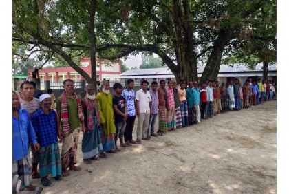 চিরিরবন্দরে শিক্ষক নির্যাতনের 
ঘটনার প্রতিবাদে মানববন্ধন