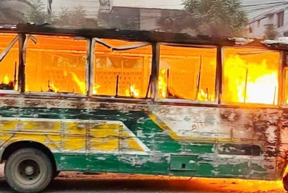 রাজধানীতে যাত্রীবাহী বাসে আগুন

