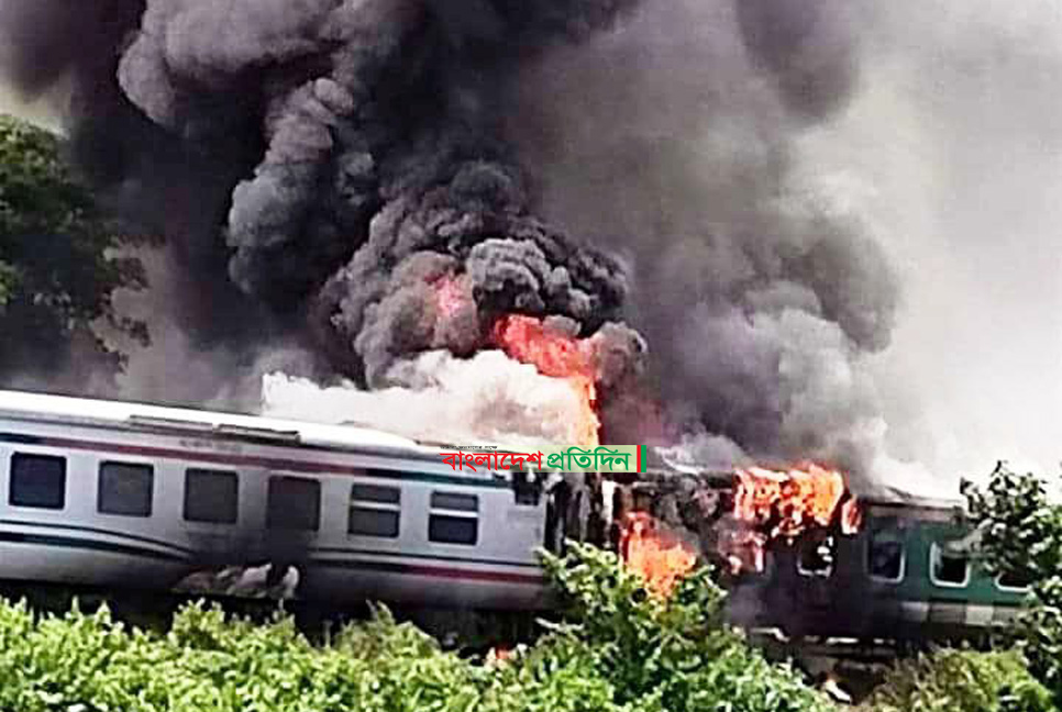 মৌলভীবাজারে চলন্ত ট্রেনে আগুন


