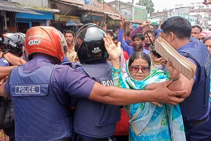 ঠাকুরগাঁওয়ে পুলিশের বাধা উপেক্ষা করে বিএনপির বিক্ষোভ