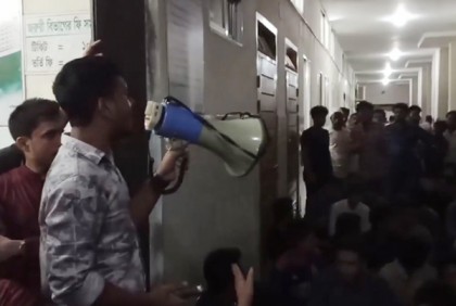 বরিশালে রোগীর স্বজনের হাতে ইন্টার্ন চিকিৎসক লাঞ্ছিত, ২ জনকে পুলিশে সোপর্দ 