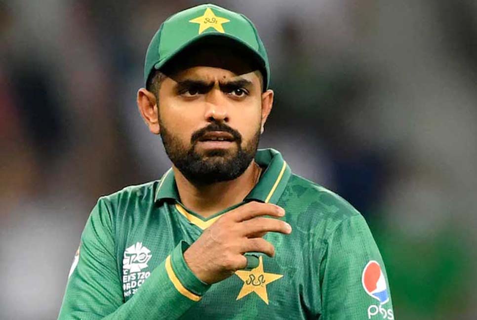নিয়ম ভেঙে বিপাকে পাকিস্তান অধিনায়ক বাবর