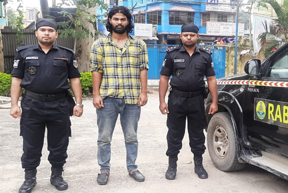অস্ত্রসহ হত্যা মামলার আসামি গ্রেফতার 