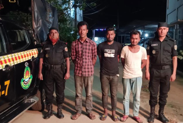 ফেনীতে গাঁজাসহ আটক ৩ 