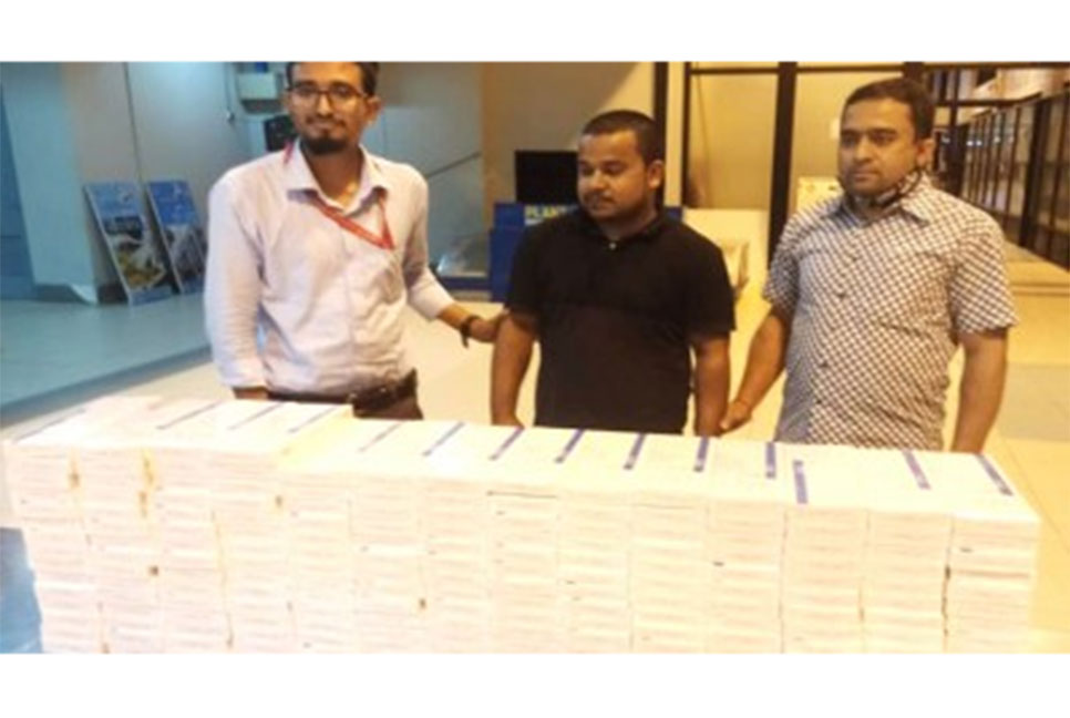 চট্টগ্রাম বিমান বন্দর থেকে ২শ’ কার্টন সিগারেট জব্দ
