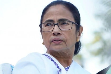 মমতার আমন্ত্রণপত্র নিয়ে তুমুল বিতর্ক

