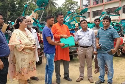 চুয়াডাঙ্গায় ভর্তুকিমূল্যে কোটি টাকার কৃষিযন্ত্র বিতরণ