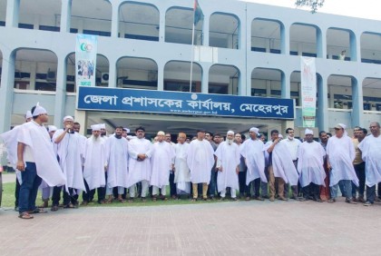 মেহেরপুরে কাফনের কাপড় পড়ে ব্যবসায়ীদের মৌন মিছিল 