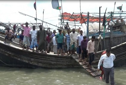 নিষেধাজ্ঞা উপেক্ষা করে সাগরে মাছ ধরায় কারাদণ্ড