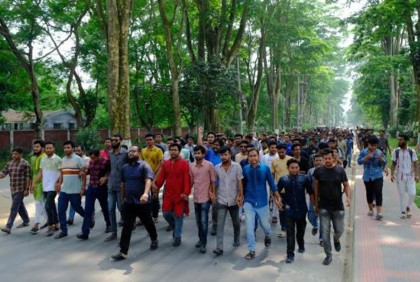 সম্মেলনের দাবিতে রাবি ছাত্রলীগ নেতার বিক্ষোভ