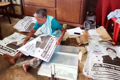 রাত জেগে ছেলের পোস্টার ভাঁজ করছেন মা  