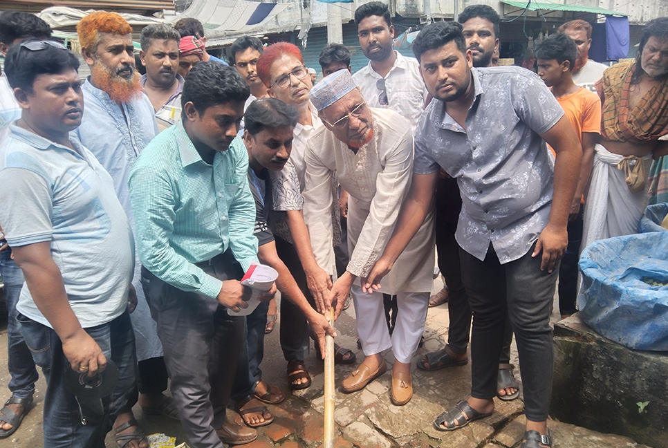 চুয়াডাঙ্গায় মাছ ব্যবসায়ীদের দুর্ভোগ কমাতে ড্রেন নির্মাণ