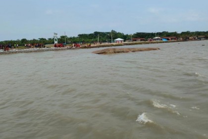বঙ্গবন্ধু ক্যানেলে নৌযান উল্টে নিরাপত্তাকর্মী নিখোঁজ