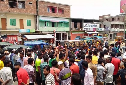 বরিশালে থ্রি হুইলার শ্রমিকদের সড়ক অবরোধ