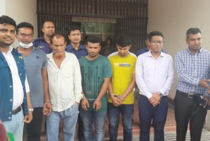 মাদারীপুরে পাসপোর্ট অফিসে দুদকের অভিযান, আটক ৪ 
