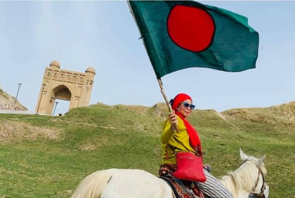 ১৫৫ দেশ ভ্রমণের রেকর্ড গড়লেন নাজমুন নাহার