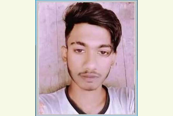 চলন্ত ট্রেনে সেলফি তুলতে গিয়ে প্রাণ গেল স্কুলছাত্রের