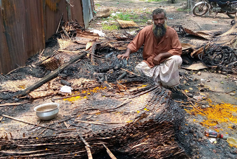 অগ্নিকাণ্ডে বাঁশের তৈরি মালামাল পুড়ে ছাই