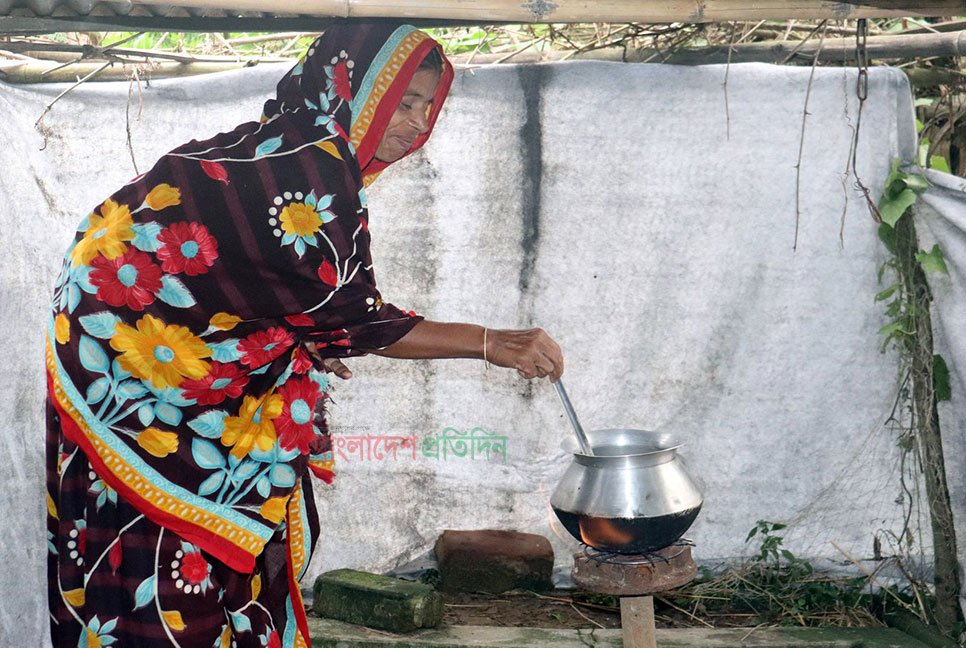 পরিত্যক্ত নলকূপের পাইপ থেকে বের হচ্ছে গ্যাস, চলছে রান্নার কাজ