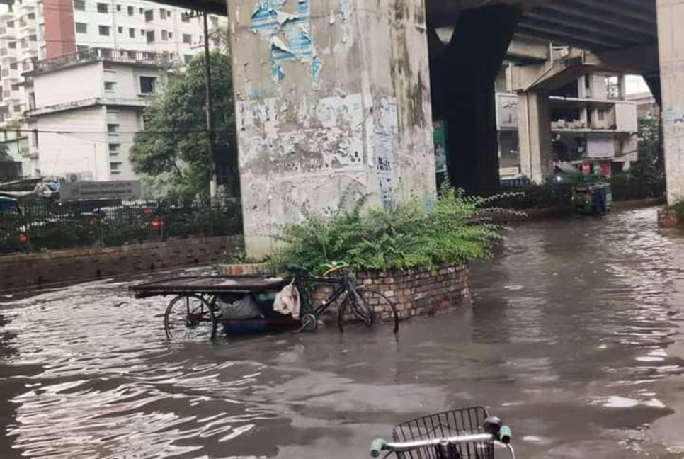 চট্টগ্রামে এক পশলা বৃষ্টিতেই হাঁটু পানি