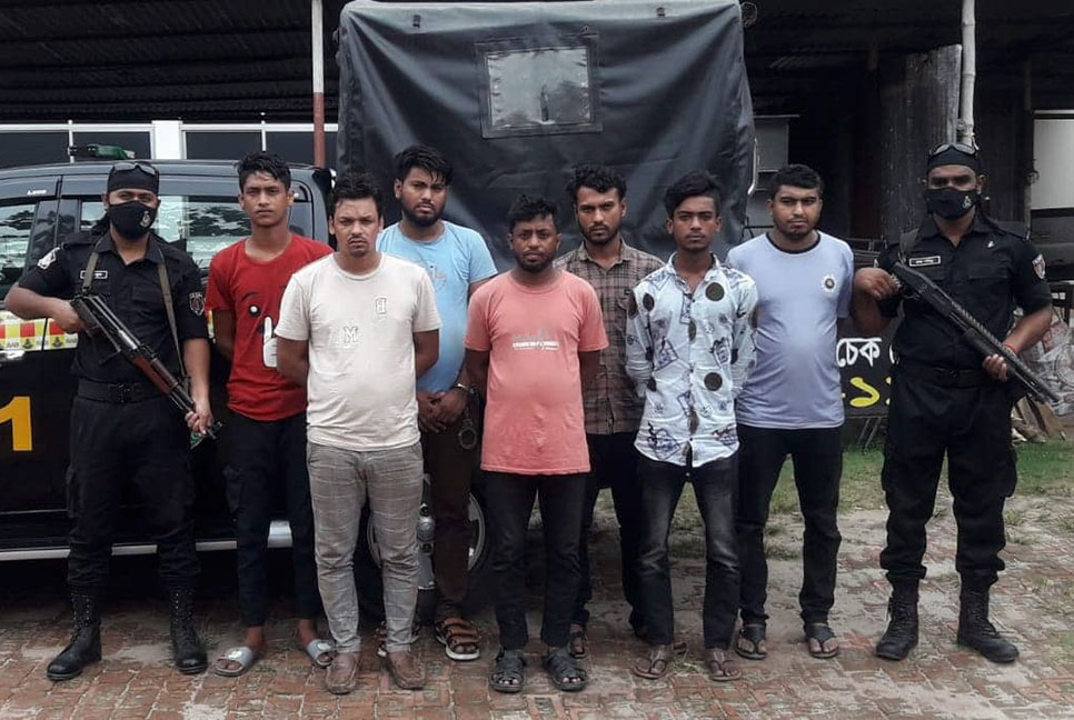 ৩০০ বোতল ফেনসিডিলসহ ৭ মাদক ব্যবসায়ী গ্রেফতার