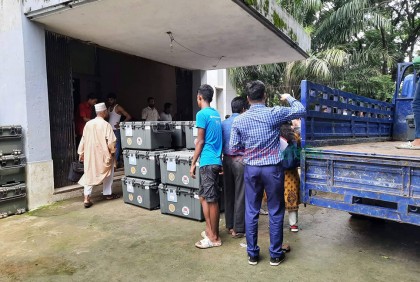 কুসিক নির্বাচন: কেন্দ্রে কেন্দ্রে যাচ্ছে ভোটের সরঞ্জাম
