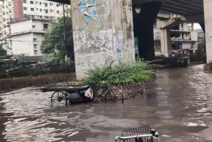 চট্টগ্রামে এক পশলা বৃষ্টিতেই হাঁটু পানি