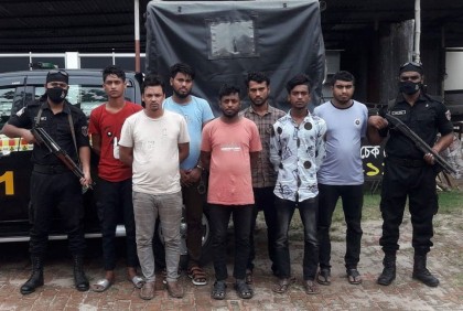 ৩০০ বোতল ফেনসিডিলসহ ৭ মাদক ব্যবসায়ী গ্রেফতার
