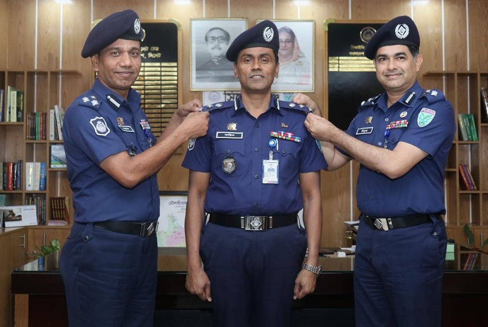 সিলেট রেঞ্জের পাঁচ পুলিশ কর্মকর্তার র‍্যাংক ব্যাজ পরিধান