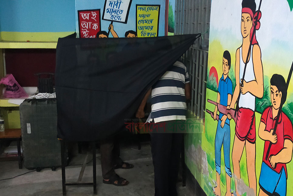 বাইরে নৌকা সমর্থকদের জটলা, গোপন কক্ষে দুইজন!