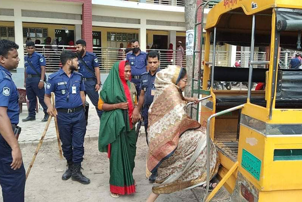 ভাইয়ের পক্ষে প্রচারণা চালাতে গিয়ে নারী ইউপি সদস্য আটক