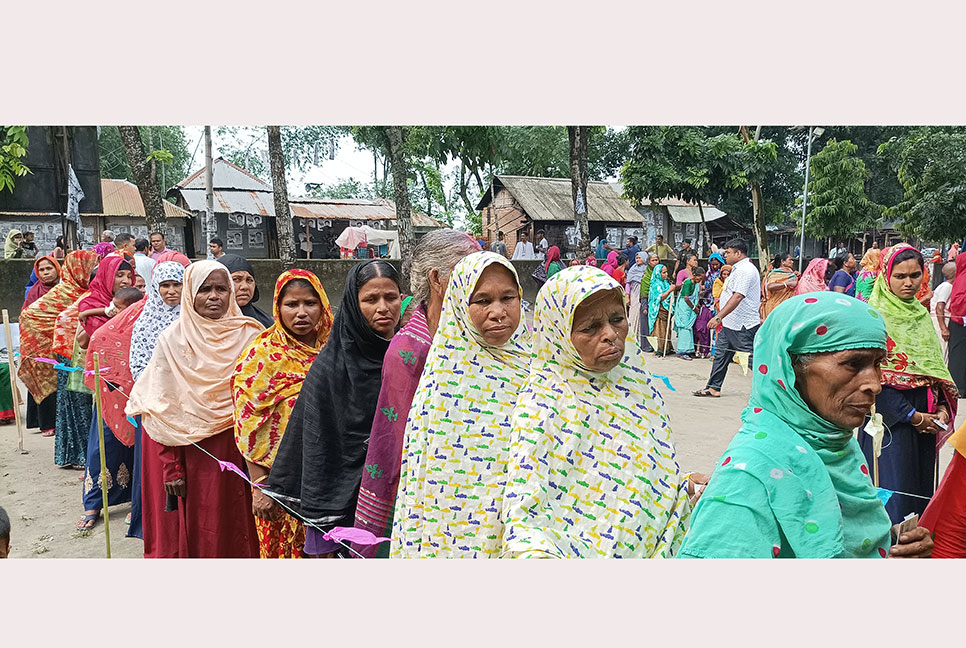 নীলফামারীর খোকশাবাড়ী ইউপিতে ভোটগ্রহণ চলছে