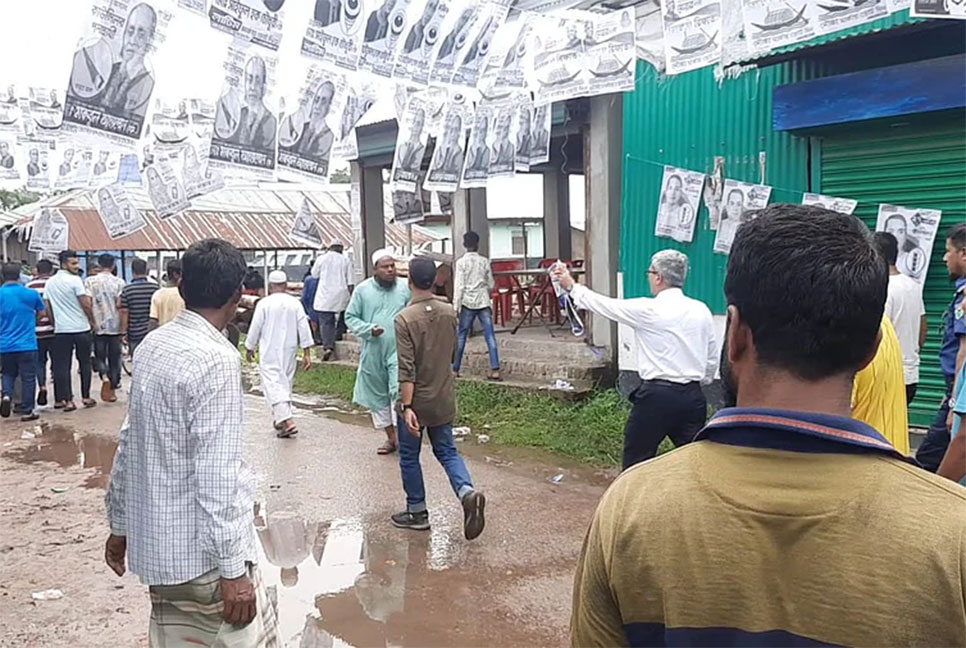 কুসিক নির্বাচন: কেন্দ্রগুলোতে শুধু নৌকার ব্যাজধারী