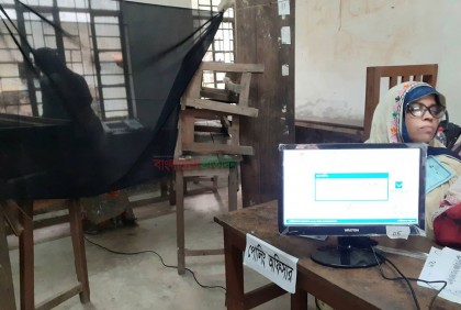 গোপন বুথে পাতলা কাপড়ে ভোটারদের অসন্তোষ