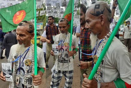 চুল কেটে মাথায় নৌকা নিয়ে কুমিল্লায় ভৈরবের নুরুল ইসলাম