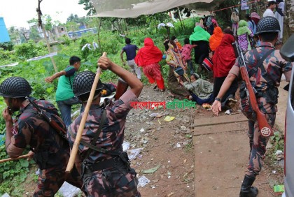 কুমিল্লা সিটি নির্বাচনে ধাওয়া-পাল্টা ধাওয়ার পর বিজিবির লাঠিচার্জ    
