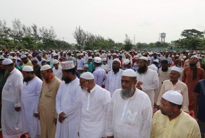আষাঢ়ের প্রথম দিনেও বৃষ্টি নেই, মোংলায় বিশেষ নামাজ আদায়!