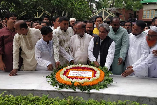 বঙ্গবন্ধুর সমাধি‌তে গোপালগঞ্জ পৌরসভার নব নির্বা‌চিত মেয়র ও কাউ‌ন্সিলরদের শ্রদ্ধা