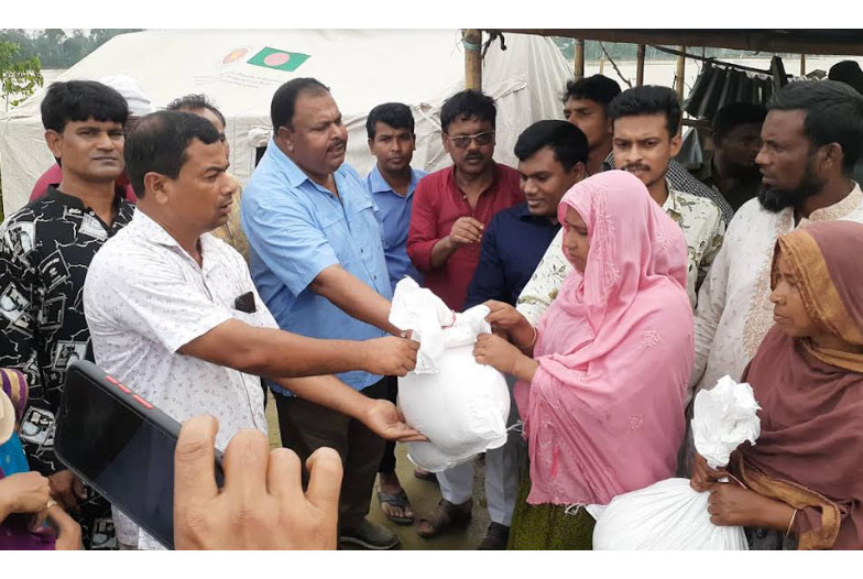 রৌমারীতে বন্যার্তদের মাঝে ত্রাণ বিতরণ