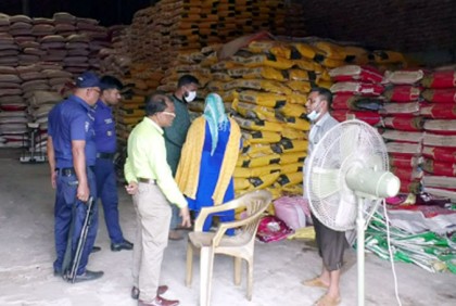 দিনাজপুরে চাল মজুদ ও কীটনাশক স্প্রে 
করায় জরিমানা