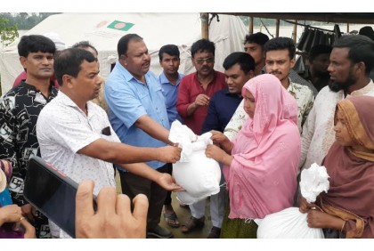 রৌমারীতে বন্যার্তদের মাঝে ত্রাণ বিতরণ