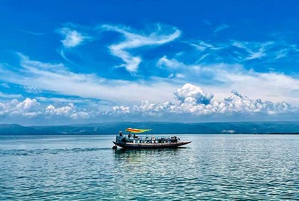 টাঙ্গুয়ার হাওরে পর্যটকবাহী নৌযান চলাচলে নিষেধাজ্ঞা 

