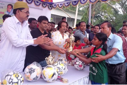 রাজবাড়ীতে ফুটবল টুর্নামেন্টের ফাইনাল খেলা ও পুরস্কার বিতরণী 