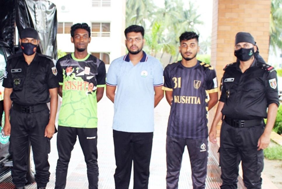 ছাত্রকে প্রকাশ্যে কোপানো কিশোর গ্যাং লিডারসহ গ্রেফতার ৩

