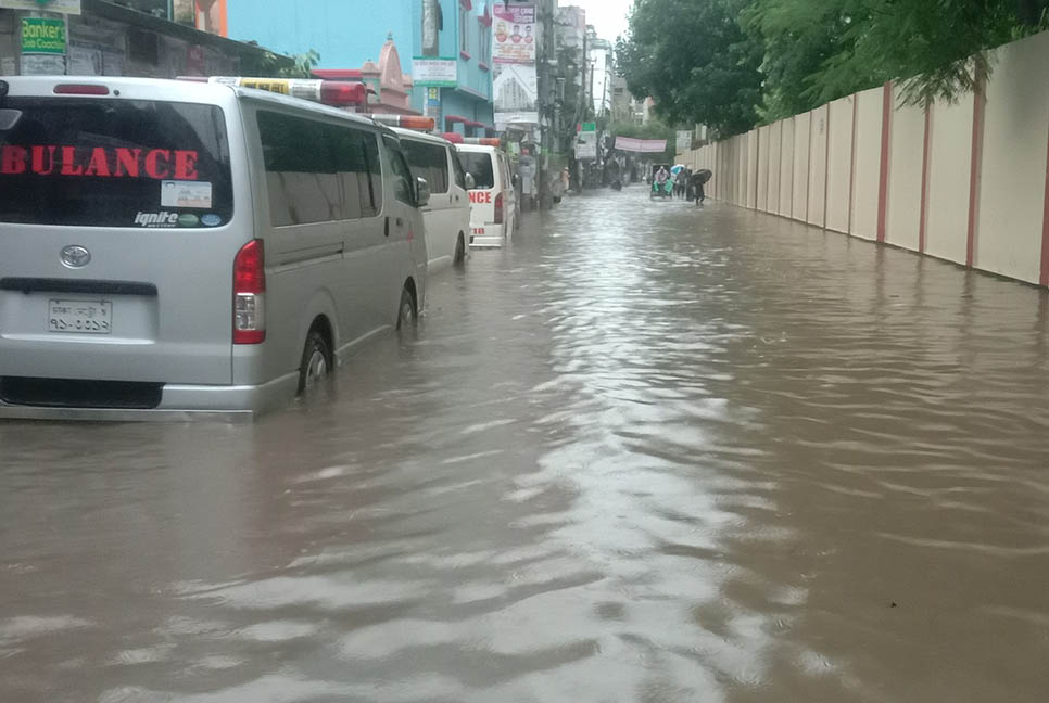 ব্রাহ্মণবাড়িয়ায় টানা বৃষ্টিতে শহরে ব্যাপক জলাবদ্ধতা