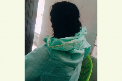 পরকীয়ার অভিযোগে গৃহিনীর চুল কেটে দিলেন সাবেক মেম্বার