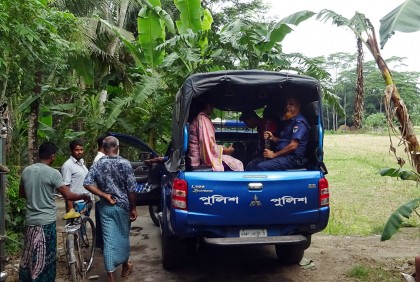 পরকীয়ার অভিযোগ; গৃহিনীর চুল কেটে দিলেন সাবেক নারী মেম্বার!